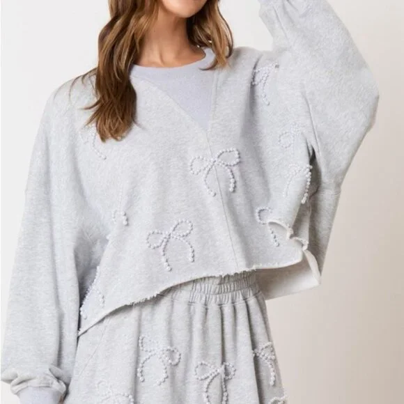 Grey bow oversized top & shorts so cute! Comfy for travel & being touristy